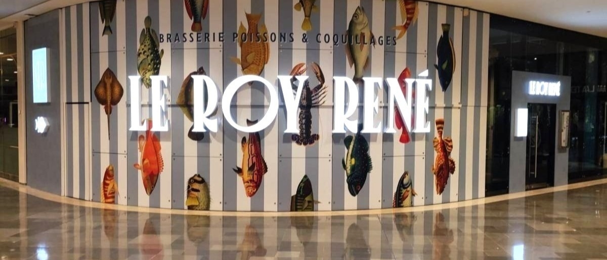 Enseigne le roy rene pour le centre commercial des terrasses du port a Marseille Bouches du Rhône