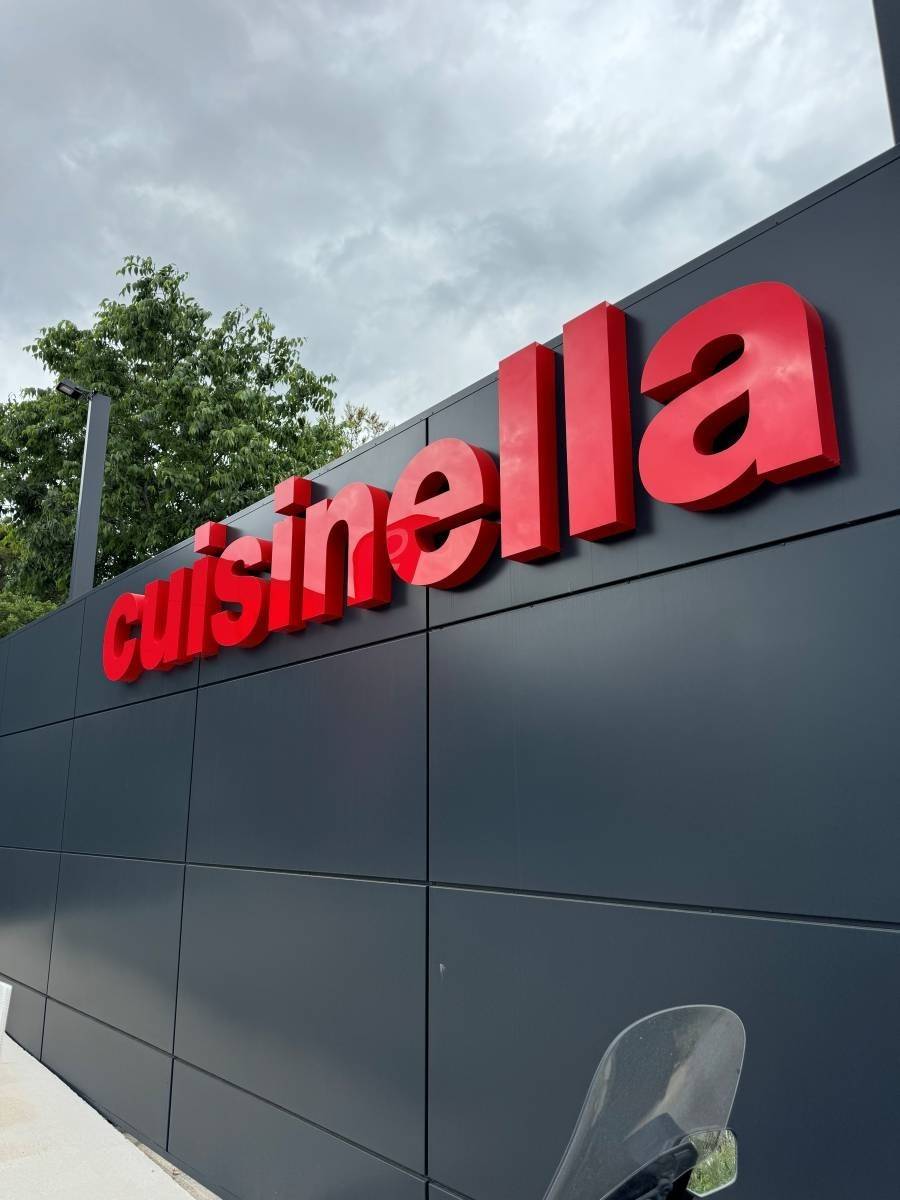 Enseigne lettres boitiers sur structure en cassette 