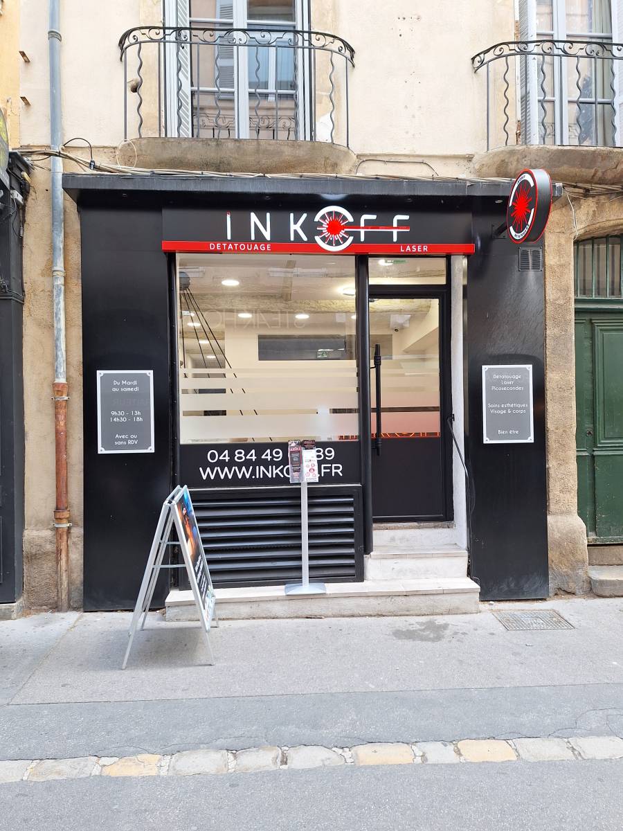 Enseigne lumineuse en dibond et plexiglas pour centre de détatouage à Aix-en-Provence avec lettres diffusantes sur mesure