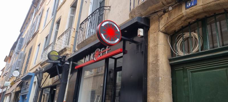 Enseigne drapeau lumineuse en Dibond et plexiglas diffusant à Aix-en-Provence pour centre esthétique et commerce professionnel