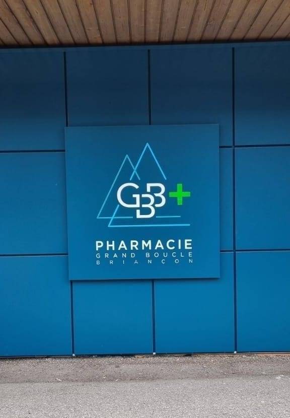 pose d'enseigne sur facade en caissette pour pharmacie