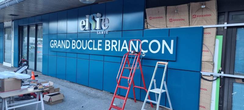 Pose de la structure en aluminium pour recevoir l'isolation et les cassettes en aluminium