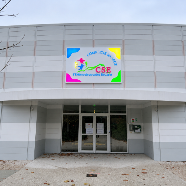 Enseigne en lettres boîtiers et caisson Dibond pour complexe sportif à Rousset avec éclairage diffusant sur mesure