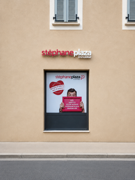 Enseigne lumineuse et vitrophanie pour l’agence Stéphane Plaza à Aix-en-Provence