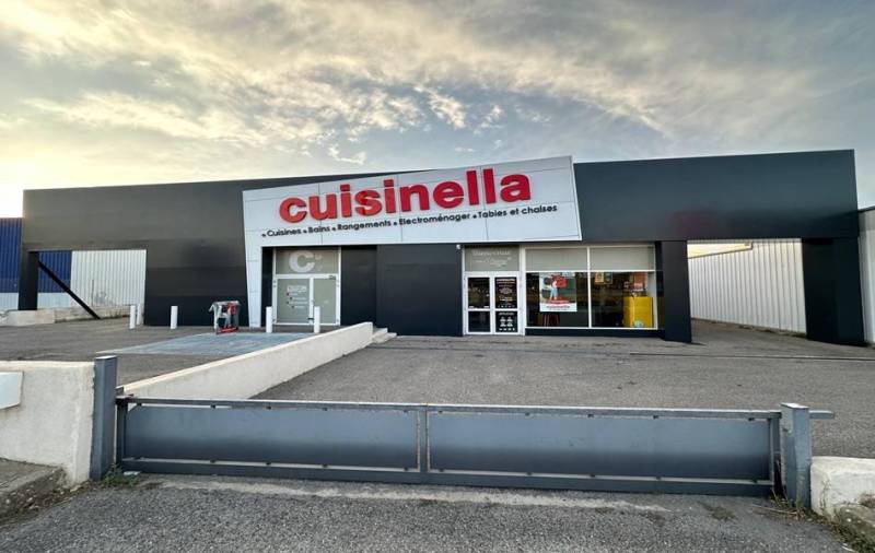 Habillage complet facade en Alu dibond (version plus économique que les cassettes) pour Cuisinella Plan de Campagne