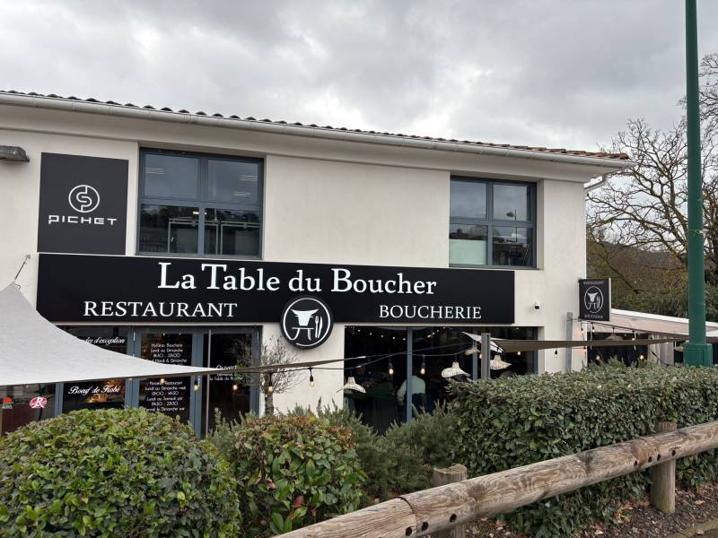 Pose d'enseignes lumineuses proche d'Aix en Provence dans les Bouches du Rhône et dans toute la région PACA