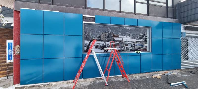 habillage de facade en caissette laqué bleue pour devanture