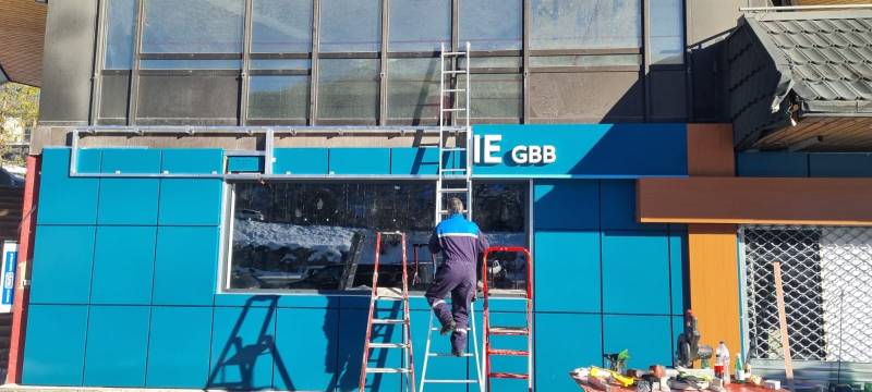 habillage de facade en caissette laqué pour pharmacie a briancon