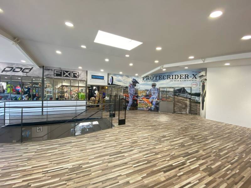 Pose de papier peint et adhésif pour une PLV et showroom de hautes qualités