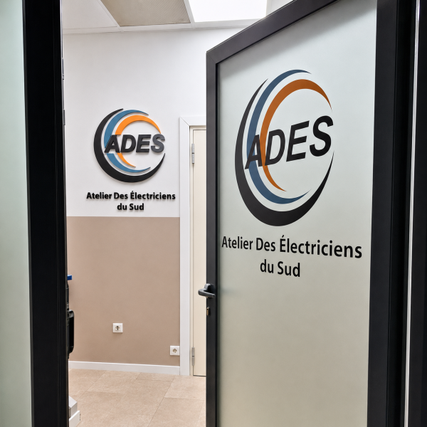 Vitrophanie et signalétique intérieure pour ADES à Fos-sur-Mer avec adhésif dépoli et PVC découpé sur mesure
