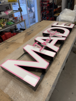 Notre zone d'activité pour ce service Enseignes lumineuses avec lettres en relief Salon de Provence 13 : éclairage LED basse consommation